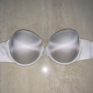 Maidenform strapless white bra.Lightly padded.
